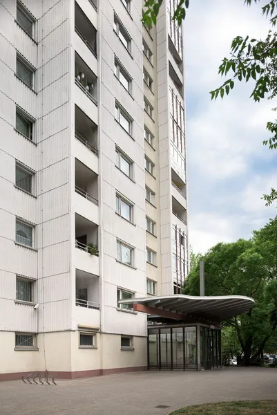 Wohnen mit Weitblick: 1-Zimmer-Wohnung mit Balkon sucht Sie! — photo 1